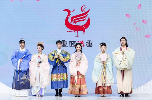 观洛裳华服 品华夏风韵洛裳华服赏形象大使来到现场倾情演绎