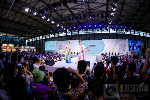 观洛裳华服 品华夏风韵洛裳华服赏形象大使来到现场倾情演绎