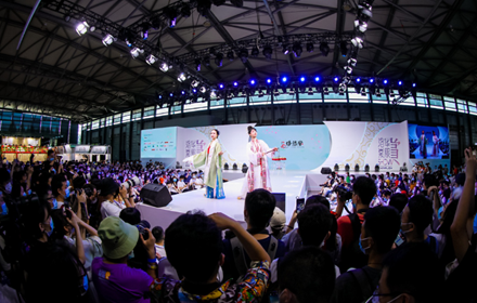 观洛裳华服 品华夏风韵洛裳华服赏形象大使来到现场倾情演绎