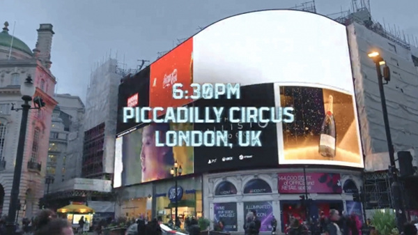 《木卫四协议》3D街头广告怪物穿越界限，路人被吓一跳