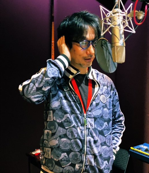 小岛秀夫晒与老版《战神》奎爷合照：分享雕像细节！